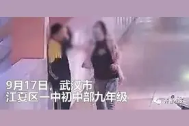 痛心！初中生教室玩扑克，被母亲扇耳光后跳楼身亡图片