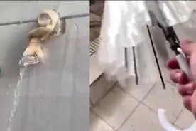 宿舍厕所水管爆裂秒变水帘洞，男生打伞入厕，网友：治好了上厕所玩手机的毛病视频封面
