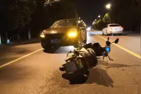 电动自行车撞豪车、睡马路！交警为何定全责？图片