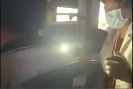 老奶奶被让座后为读书学生打光，这一幕太暖了图片