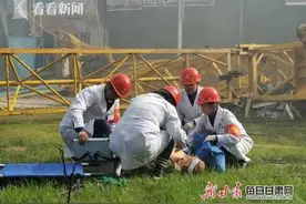 兰州一塔吊倒塌，人员被困？不，这是安全演练图片
