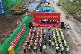 中老铁路首座站房工程顺利封顶视频封面
