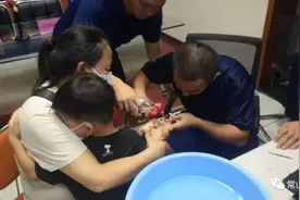 惊险！小孩贪玩被“金属环”咬手 常山消防成功“解救”图片