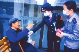 一位外来“拾荒老人”的温情之旅图片