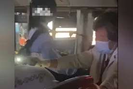 老奶奶被让座后，举起手机打亮了光图片
