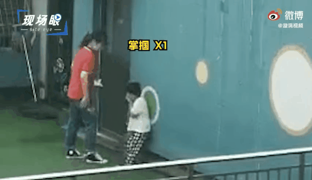 幼师天台掌掴幼童，4分钟扇3巴掌，官方通报基本情况及处理意见图片