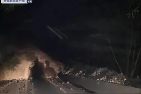 国道248线云南巧家境内发生山体塌方 交通中断图片