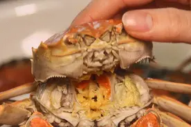 蒸螃蟹，直接放蒸锅就错了，多加一步操作，螃蟹不掉腿不流黄图片