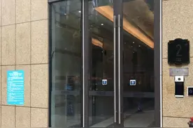 物业不让在家门口放地垫，杭州这个小区吵翻了图片
