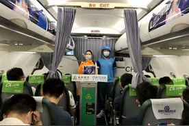 万米高空惊现外卖小哥？系航空公司跨界活动非餐食配送图片