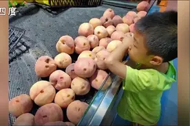 又是熊孩子！超市桃子全被戳了洞……图片