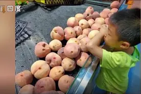 又是熊孩子！超市桃子全被戳了洞……图片