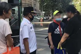六年级男孩就是不去上学，郑州妈妈当街被气哭图片