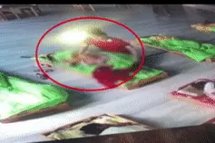 老师压住幼儿身体强制“哄睡”孩子：爸爸保护我图片