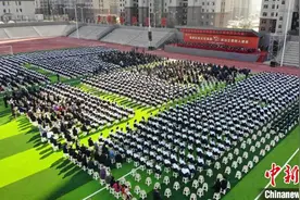 陇东中学迎80华诞：百位老校友忆往昔 乐与“后浪”话未来图片