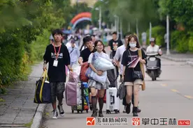 多图直击玉林师院迎新首日图片