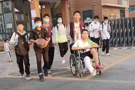男孩坐轮椅去上学，妈妈要“曝光”这些同学……图片
