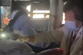 老奶奶被让座后，举起手机打亮了光图片