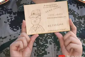 “你笑起来真好看”，机械专业学子“激光雕刻”Q版军训教官图片