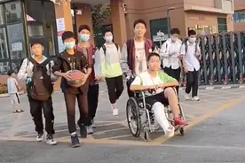 男孩坐轮椅去上学，妈妈要“曝光”这些同学……图片
