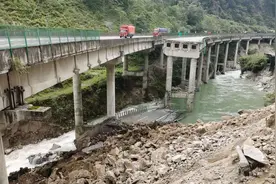 雅西桥面垮塌后续：高速+国道近期均无法通行 成都往返西昌仅飞机通行图片