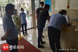 女瘾君子被抓，体检时发现，她肚子里有刀片图片