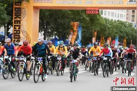 百余名骑手角逐甘肃穿越丝绸之路国际山地自行车多日赛图片
