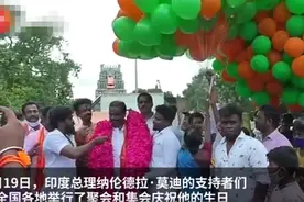 印度民众为总理庆生，活动上放飞氢气球突然爆炸，头顶燃起巨大火球图片