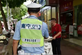 在人行道上骑电动自行车，违法！已有不少骑手被交警拦下图片