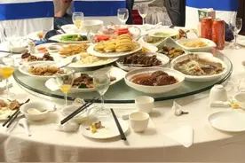 十桌剩饭菜倒满一大桶，婚宴浪费仍触目惊心图片