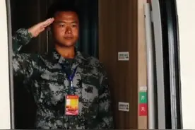 超硬核！老爸开高铁送儿子入伍参军图片