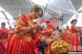 浙江：首届残疾人公益集体婚礼举行 百对新人喜结连理图片