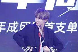 SKY天空少年成团首秀舞台飒 成员们七人七色帅气同台图片