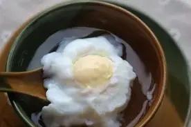 水煮荷包蛋时，为何总是散开有白沫？教你2招，荷包蛋滑嫩不粘锅图片