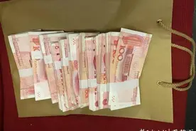 高铁上惊现近10万元现金，列车长将其完璧归赵图片