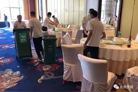 婚宴浪费触目惊心，十桌剩饭倒满一桶，肘子就这么扔了图片