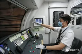 地铁末班车司机贾嗣鹏：日行200多公里，与“黑夜”相伴图片