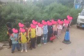 7座面包车挤33名幼童！昆明这名超员司机判了图片