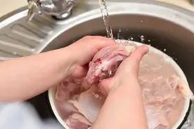 警惕！清洗猪肉时一个意外竟患上罕见病！严重可致命……图片