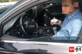 司机右手缠着绷带还开车，收费站前险些追尾图片