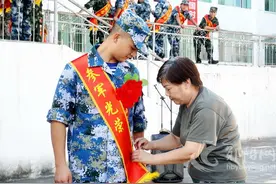 郧阳新兵奔赴军营图片