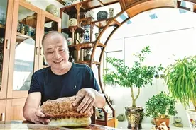 小村里的奇石迷图片