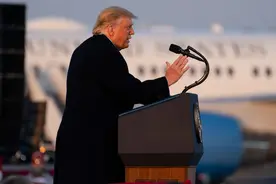 美新闻主播报道抗议时被橡皮子弹打中，特朗普嘲讽：“美丽风景线”图片