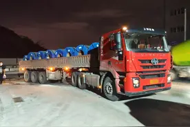 限重49吨实重108吨，一“百吨王”货车被重庆交巡警查获图片