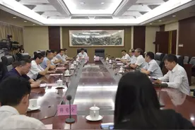 岳宝德、刘元朝会见新疆生产建设兵团第十二师党委书记、政委王炳炬图片