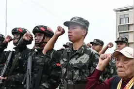 99岁老兵坐轮椅进军营，见新式装备感慨视频封面