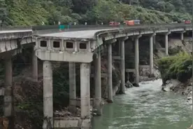 四川雅西高速因山体垮塌致桥梁断裂，小车绕行方案已确定视频封面