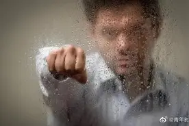 害人害己！男子耍酒疯一拳打碎玻璃窗，飞溅的碎片割断工友颈部血管致其死亡图片