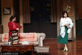 江苏南通：话剧《她们的秘密》上演图片