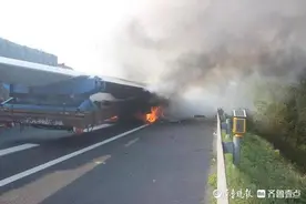 临沂一半挂车疑似轮胎起火，70余米风力发电机叶片被引燃图片
